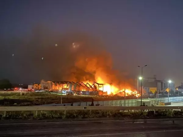 Osmaniye'de geri dönüşüm fabrikasında yangın (2) Osmaniye'de geri dönüşüm fabrikasında yangın (2)