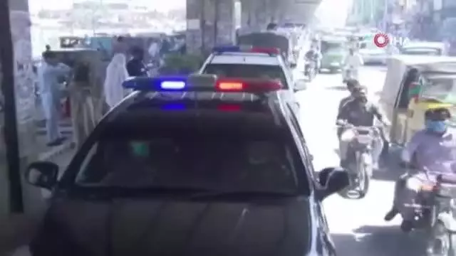 Pakistan'da ordu kısıtlama denetimi için sokağa indi
