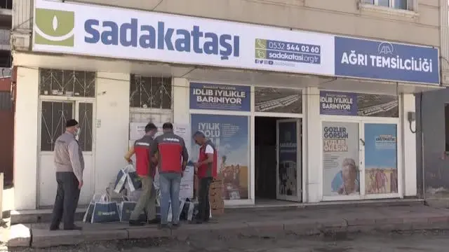 Sadakataşı Derneği gönüllüleri ihtiyaç sahiplerine yardımda bulundu Sadakataşı Derneği gönüllüleri ihtiyaç sahiplerine yardımda bulundu