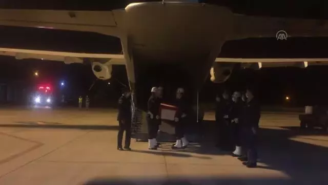 Son dakika haberleri! Şehit Uzman Çavuş Çakar'ın cenazesi Merzifon Havalimanı'na getirildi Son dakika haberleri! Şehit Uzman Çavuş Çakar'ın cenazesi Merzifon Havalimanı'na getirildi