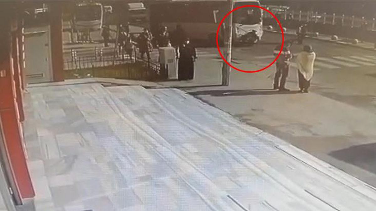 Yolun karşısına geçmeye çalışan yaşlı kadın minibüsün altında kaldı