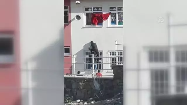 Yozgat Valisi Polat, okul duvarında katlanan Türk bayrağını düzelten öğrencilere bayrak hediye etti Yozgat Valisi Polat, okul duvarında katlanan Türk bayrağını düzelten öğrencilere bayrak hediye etti