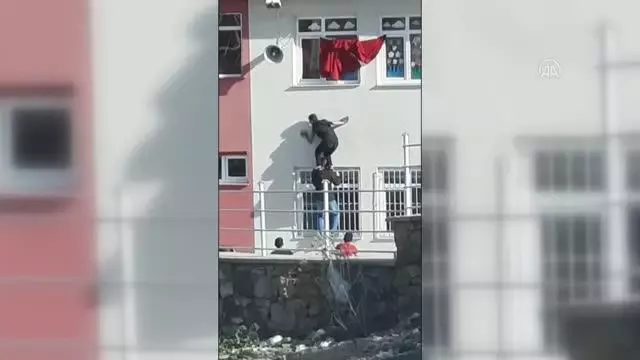 Yozgat Valisi Polat, okul duvarında katlanan Türk bayrağını düzelten öğrencilere bayrak hediye etti Yozgat Valisi Polat, okul duvarında katlanan Türk bayrağını düzelten öğrencilere bayrak hediye etti