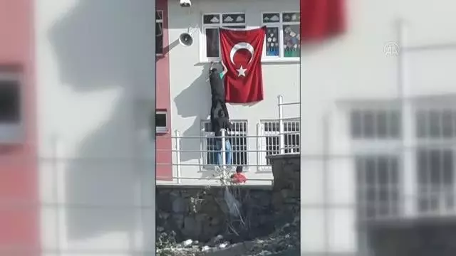 Yozgat Valisi Polat, okul duvarında katlanan Türk bayrağını düzelten öğrencilere bayrak hediye etti Yozgat Valisi Polat, okul duvarında katlanan Türk bayrağını düzelten öğrencilere bayrak hediye etti