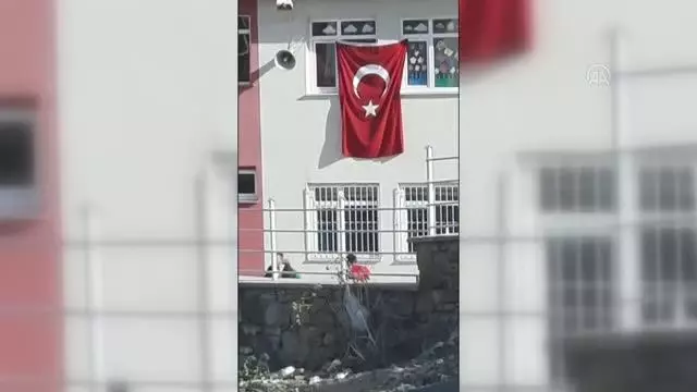 Yozgat Valisi Polat, okul duvarında katlanan Türk bayrağını düzelten öğrencilere bayrak hediye etti Yozgat Valisi Polat, okul duvarında katlanan Türk bayrağını düzelten öğrencilere bayrak hediye etti