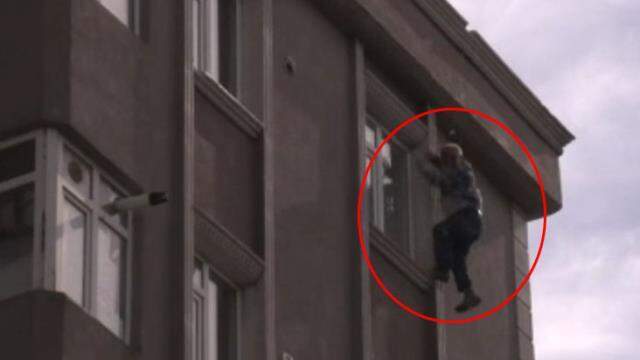 Alevlerin çatıyı sardığı yangında mahsur kalan talihsiz adam, kendini 6'ncı kattan aşağı attı
