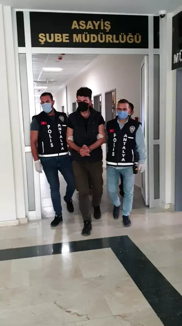 Antalya'da kanser ilaçları dolandırıcısı tutuklandı Antalya'da kanser ilaçları dolandırıcısı tutuklandı