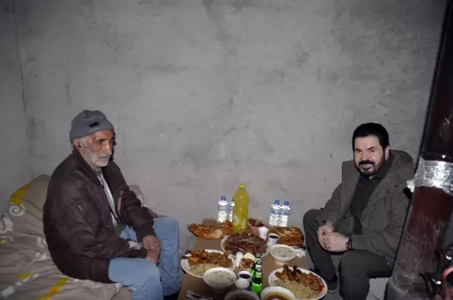 Başkan Sayan, iftarda Aziz amcayla bir araya geldi Başkan Sayan, iftarda Aziz amcayla bir araya geldi