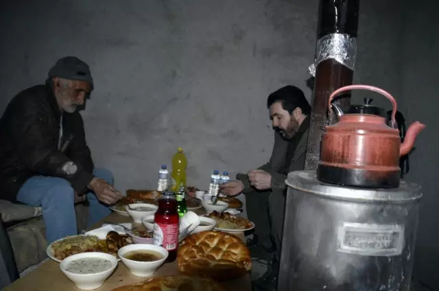 Başkan Sayan, iftarda Aziz amcayla bir araya geldi Başkan Sayan, iftarda Aziz amcayla bir araya geldi