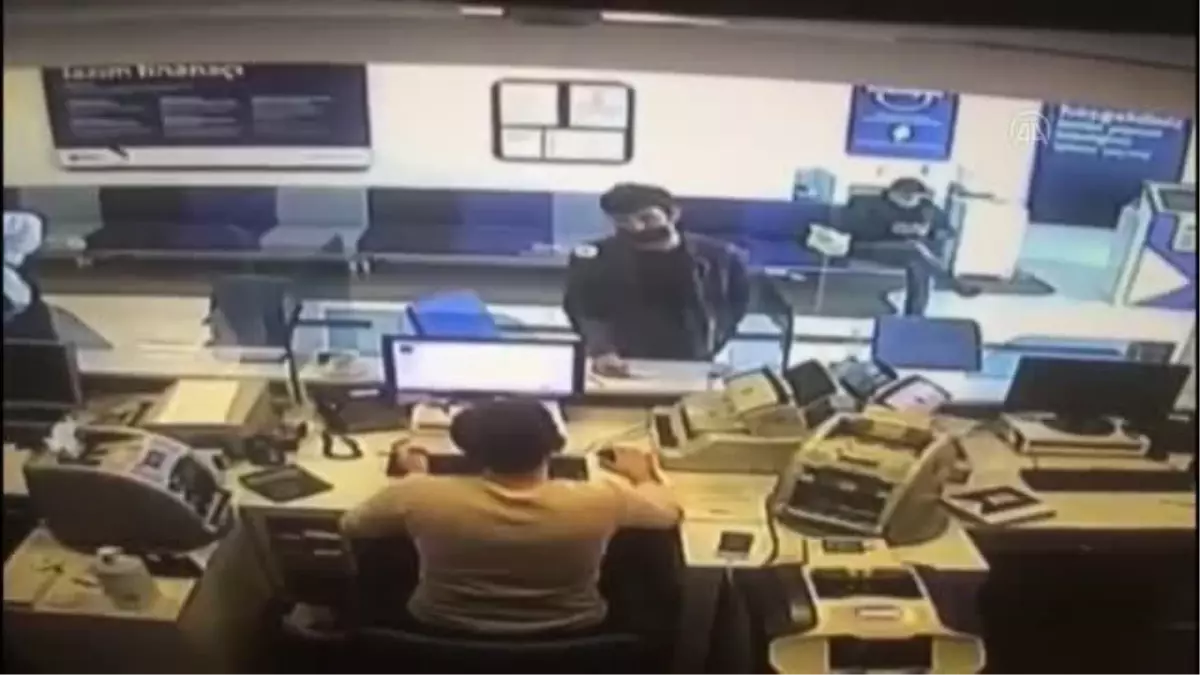 Beyoğlu'nda bankada kendisine zarar veren şüphelinin tedavisi sürüyor