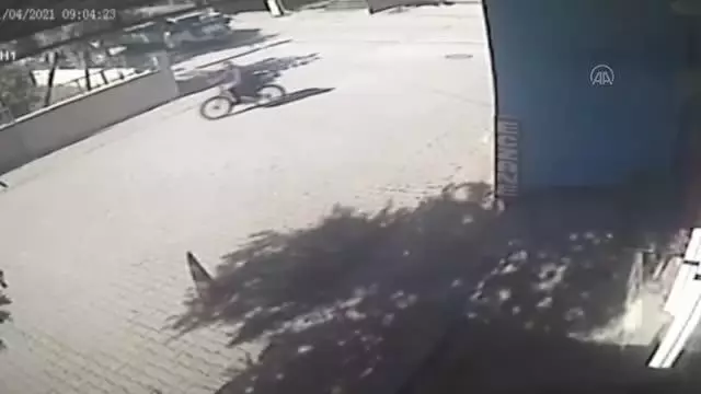 Bisikletten düşen ve üzerinden otomobil geçen çuvaldan köpek çıktı Bisikletten düşen ve üzerinden otomobil geçen çuvaldan köpek çıktı