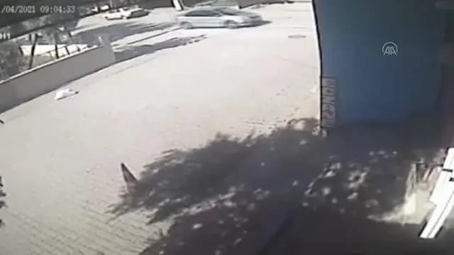 Bisikletten düşen ve üzerinden otomobil geçen çuvaldan köpek çıktı Bisikletten düşen ve üzerinden otomobil geçen çuvaldan köpek çıktı