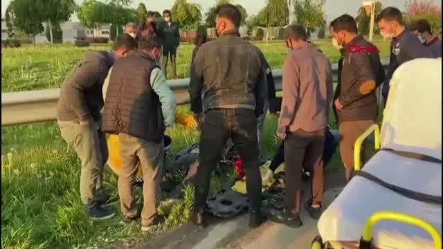 Bursa'da otomobil elektrikli bisiklete çarptı, baba oğul yaralandı Bursa'da otomobil elektrikli bisiklete çarptı, baba oğul yaralandı