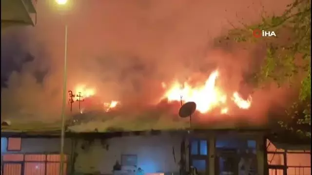 Çorum'da korkutan yangın; 4 dükkan yandı 3'da maddi hasar meydana geldi Çorum'da korkutan yangın; 4 dükkan yandı 3'da maddi hasar meydana geldi