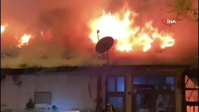 Çorum'da korkutan yangın; 4 dükkan yandı 3'da maddi hasar meydana geldi Çorum'da korkutan yangın; 4 dükkan yandı 3'da maddi hasar meydana geldi