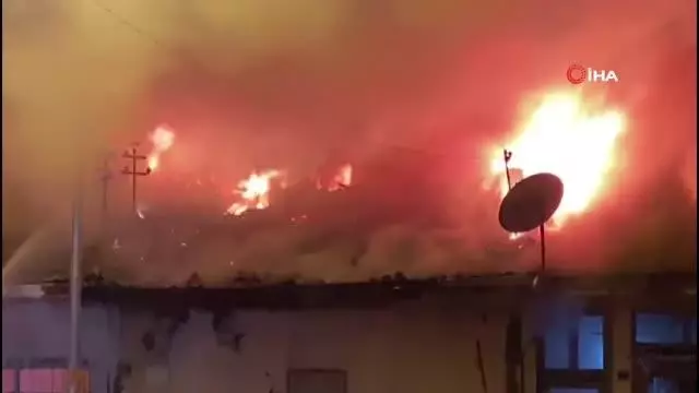 Çorum'da korkutan yangın; 4 dükkan yandı 3'da maddi hasar meydana geldi Çorum'da korkutan yangın; 4 dükkan yandı 3'da maddi hasar meydana geldi