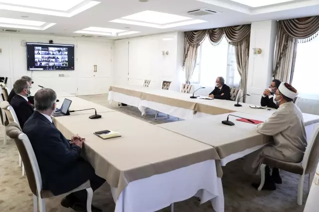 Diyanet İşleri Başkanı Erbaş, müftü ve müftü yardımcılarıyla çevrim içi toplantı yaptı