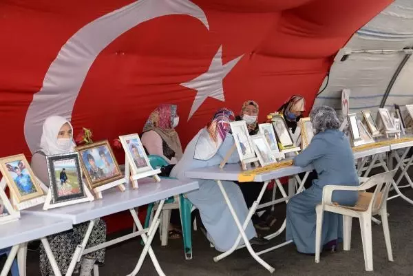 EVLAT NÖBETİNDEKİ AİLELER, 17 GÜNLÜK KISITLAMADA DA EYLEMİNİ SÜRDÜRECEK EVLAT NÖBETİNDEKİ AİLELER, 17 GÜNLÜK KISITLAMADA DA EYLEMİNİ SÜRDÜRECEK