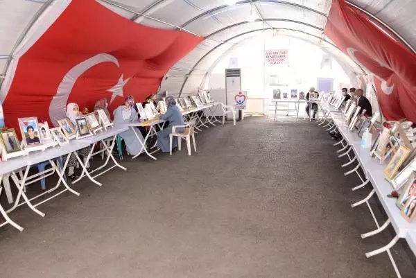 EVLAT NÖBETİNDEKİ AİLELER, 17 GÜNLÜK KISITLAMADA DA EYLEMİNİ SÜRDÜRECEK EVLAT NÖBETİNDEKİ AİLELER, 17 GÜNLÜK KISITLAMADA DA EYLEMİNİ SÜRDÜRECEK