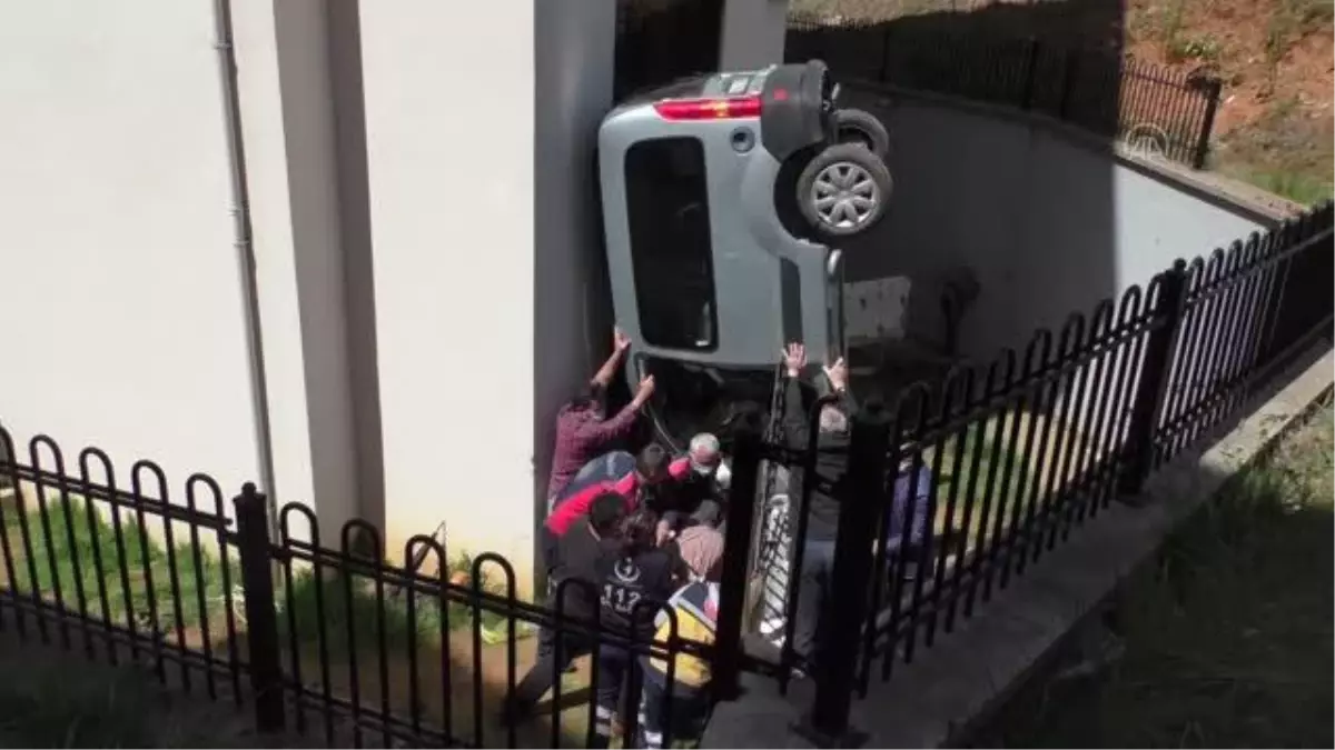 Düzce'de hafif ticari araç evin bahçesine devrildi: 1 ölü, 1 yaralı
