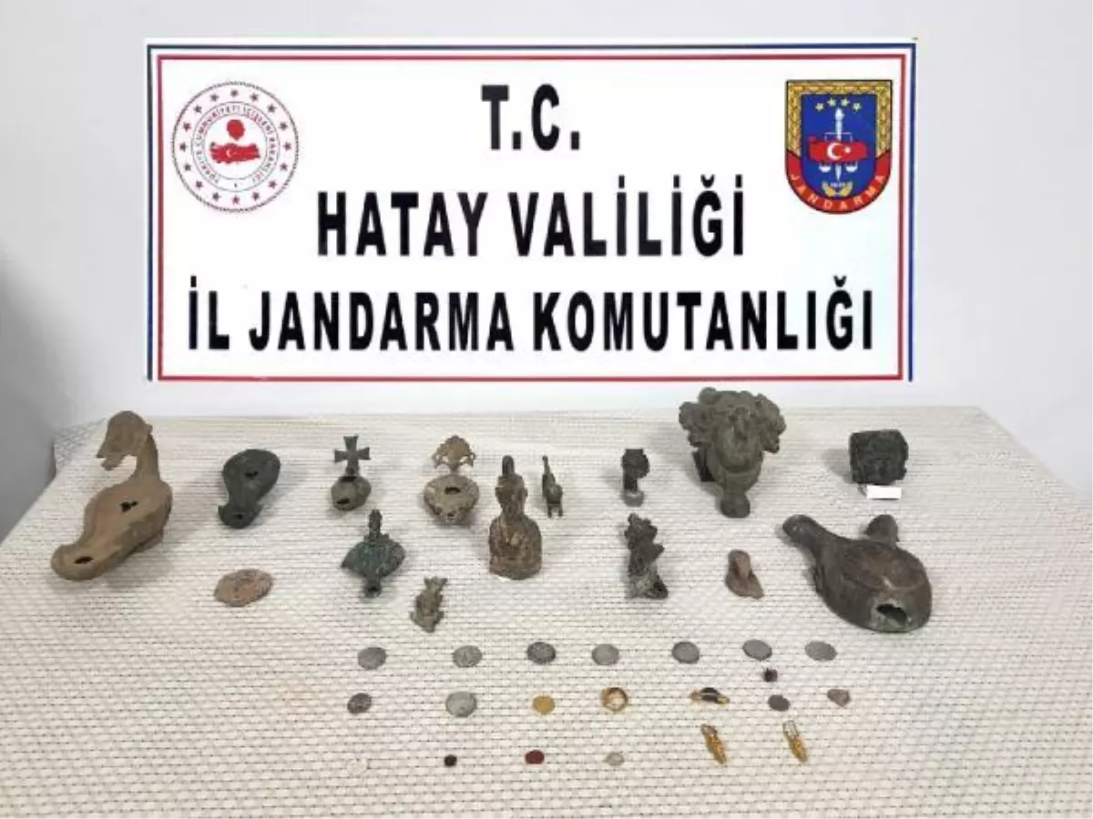 Hatay'da otomobilin zulasında tarihi eserler ele geçirildi