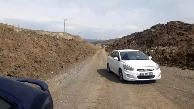 Heyelan nedeniyle kapanan yol sürücülere zor anlar yaşatıyor Heyelan nedeniyle kapanan yol sürücülere zor anlar yaşatıyor