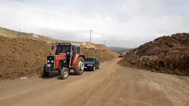 Heyelan nedeniyle kapanan yol sürücülere zor anlar yaşatıyor Heyelan nedeniyle kapanan yol sürücülere zor anlar yaşatıyor