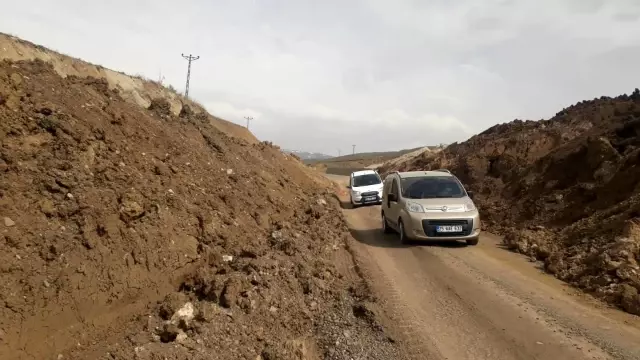 Heyelan nedeniyle kapanan yol sürücülere zor anlar yaşatıyor Heyelan nedeniyle kapanan yol sürücülere zor anlar yaşatıyor