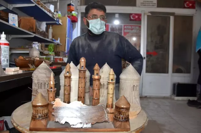 Hobi olarak başladı, şimdi tarihi yapıların maketini üretiyor Hobi olarak başladı, şimdi tarihi yapıların maketini üretiyor