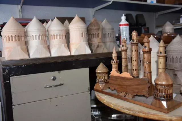 Hobi olarak başladı, şimdi tarihi yapıların maketini üretiyor Hobi olarak başladı, şimdi tarihi yapıların maketini üretiyor