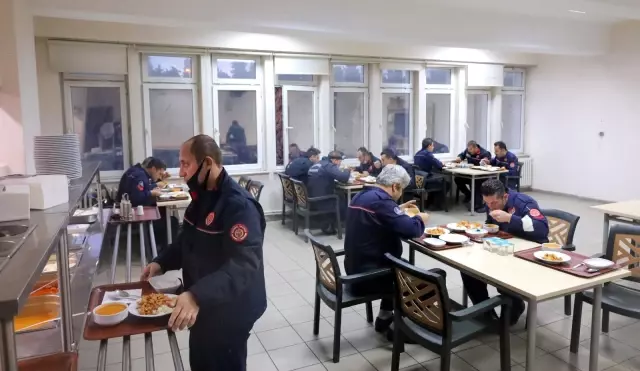İftar saatinde itfaiye erlerinin zorlu mesaisi