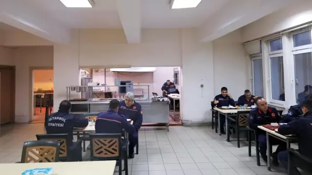İftar saatinde itfaiye erlerinin zorlu mesaisi