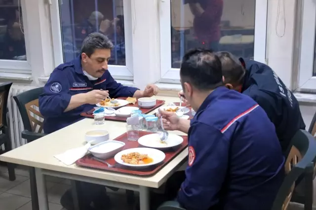 İftar saatinde itfaiye erlerinin zorlu mesaisi