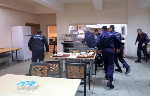 İftar saatinde itfaiye erlerinin zorlu mesaisi