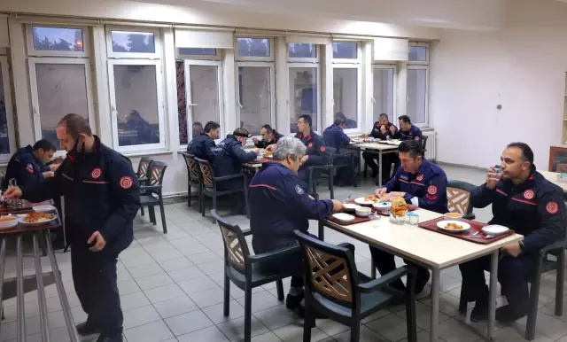 İftar saatinde itfaiye erlerinin zorlu mesaisi