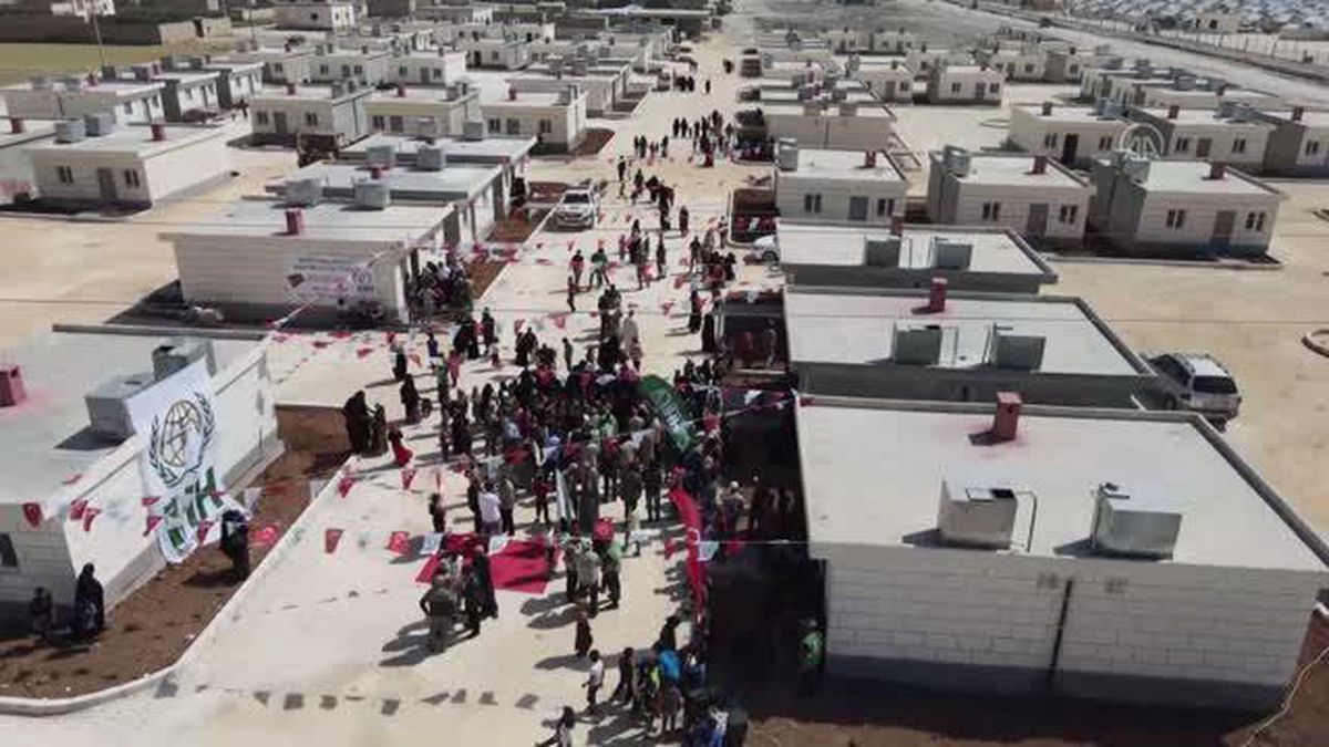 İHH, Suriye'de '15 Ramazan Dünya Yetimler Günü'nde 144 aileyi briket evlere yerleştirdi