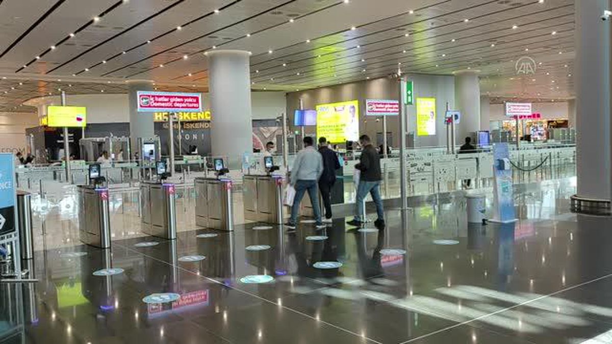 İstanbul Havalimanı'nda 'tam kapanma' öncesi yoğunluk hakim