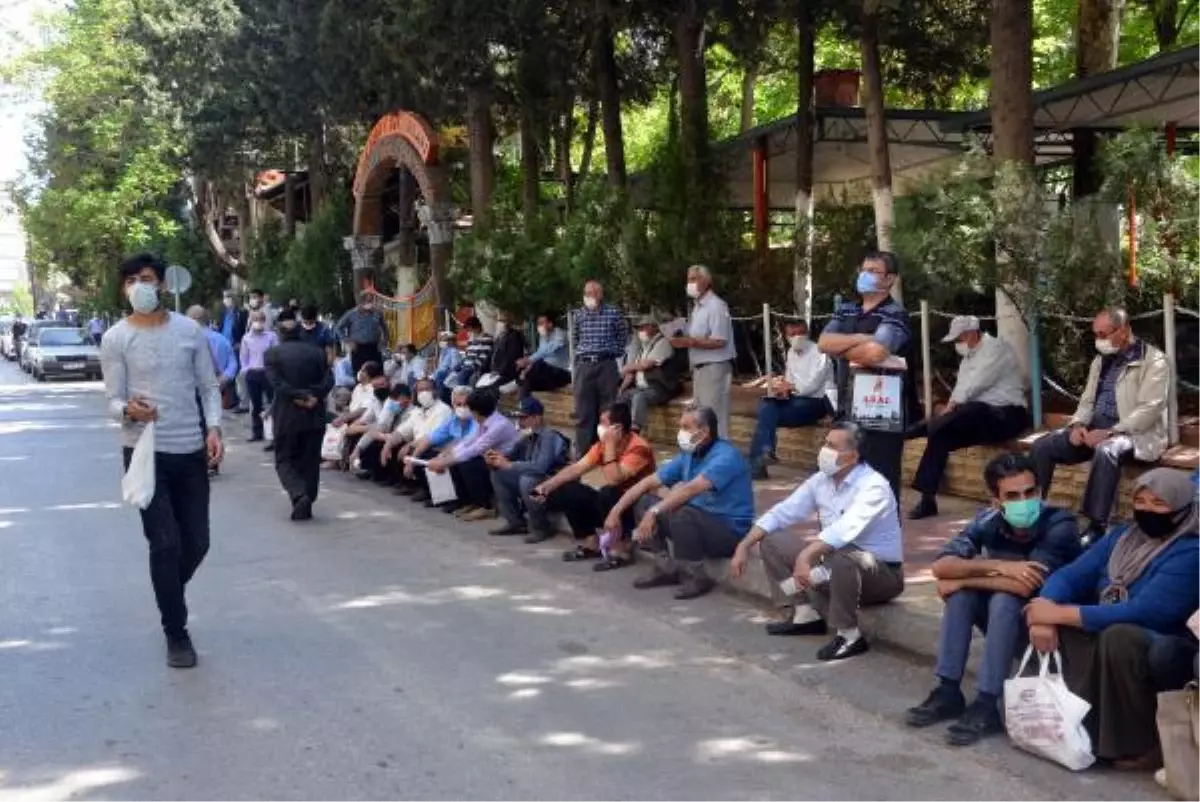 KAHRAMANMARAŞ'TA BELGE ALMAK İSTEYEN ÇİFTÇİLER KUYRUK OLUŞTURDU