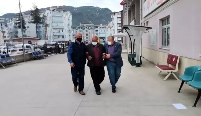 Kovid-19 aşısı yapılacak 67 yaşındaki görme engelli vatandaşa kaymakam araç tahsis etti Kovid-19 aşısı yapılacak 67 yaşındaki görme engelli vatandaşa kaymakam araç tahsis etti