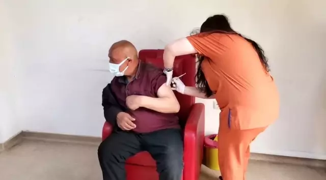Kovid-19 aşısı yapılacak 67 yaşındaki görme engelli vatandaşa kaymakam araç tahsis etti Kovid-19 aşısı yapılacak 67 yaşındaki görme engelli vatandaşa kaymakam araç tahsis etti