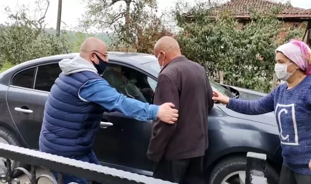 Kovid-19 aşısı yapılacak 67 yaşındaki görme engelli vatandaşa kaymakam araç tahsis etti Kovid-19 aşısı yapılacak 67 yaşındaki görme engelli vatandaşa kaymakam araç tahsis etti
