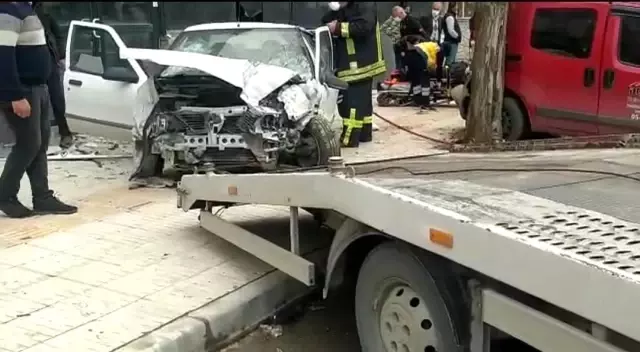 Kaza yapan araçta sıkışan 2 kişi itfaiye ekiplerince kurtarıldı Kaza yapan araçta sıkışan 2 kişi itfaiye ekiplerince kurtarıldı