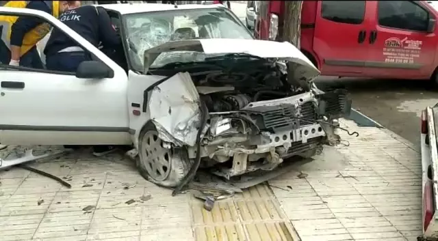 Kaza yapan araçta sıkışan 2 kişi itfaiye ekiplerince kurtarıldı Kaza yapan araçta sıkışan 2 kişi itfaiye ekiplerince kurtarıldı
