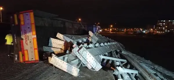 Kırıkkale'de kontrolden çıkan TIR devrildi 1 yaralı Kırıkkale'de kontrolden çıkan TIR devrildi 1 yaralı