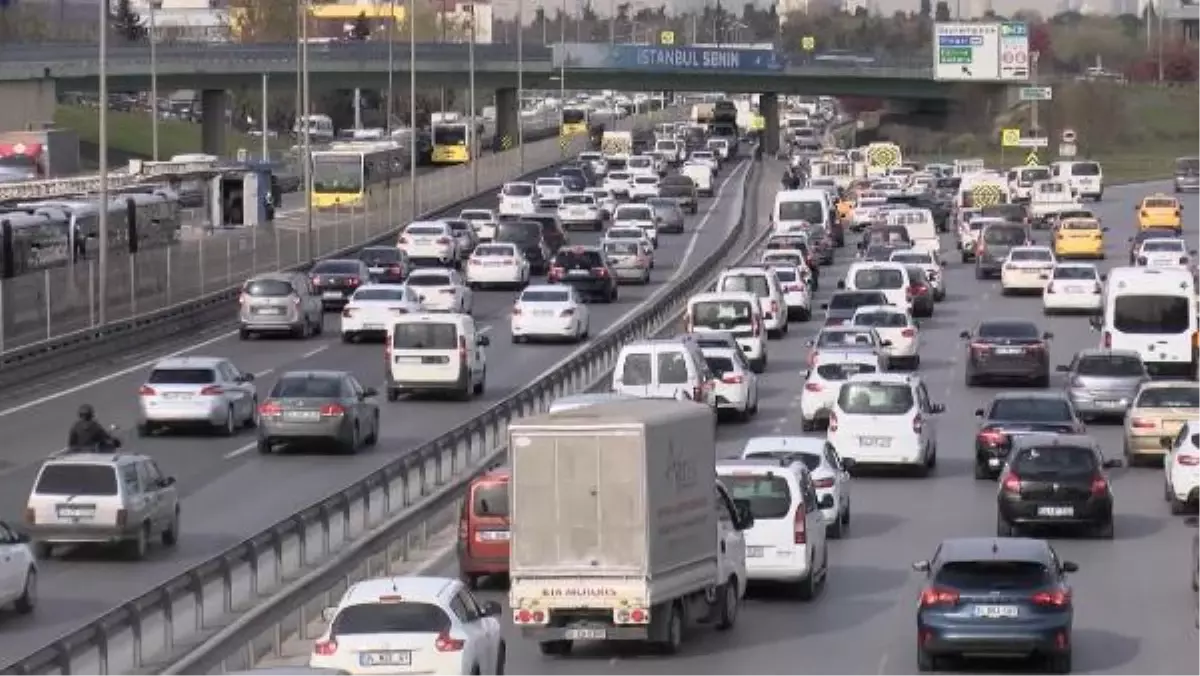 KISITLAMAYA DAKİKALAR KALA İSTANBUL'DA TRAFİK YOĞUNLUĞU YÜZDE 74
