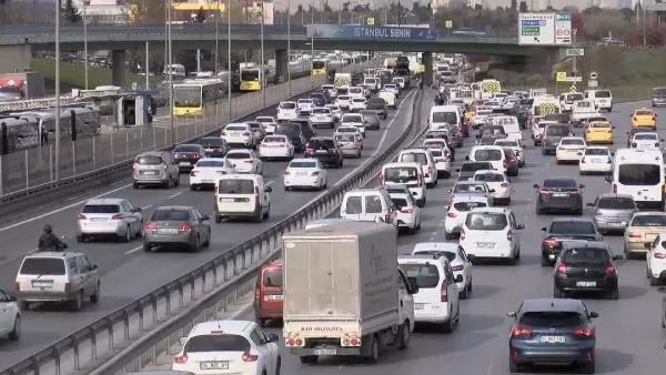 KISITLAMAYA DAKİKALAR KALA İSTANBUL'DA TRAFİK YOĞUNLUĞU YÜZDE 74 KISITLAMAYA DAKİKALAR KALA İSTANBUL'DA TRAFİK YOĞUNLUĞU YÜZDE 74