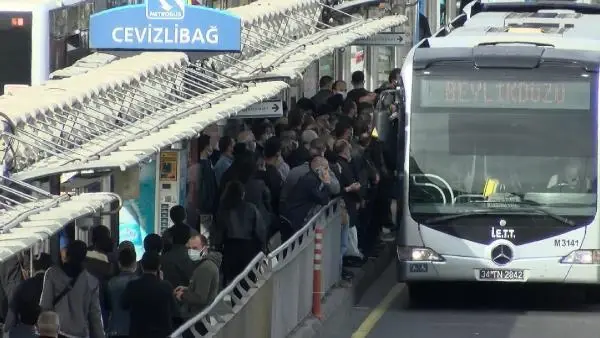 KISITLAMAYA DAKİKALAR KALA İSTANBUL'DA TRAFİK YOĞUNLUĞU YÜZDE 74 KISITLAMAYA DAKİKALAR KALA İSTANBUL'DA TRAFİK YOĞUNLUĞU YÜZDE 74