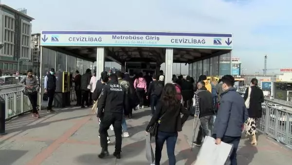 KISITLAMAYA DAKİKALAR KALA İSTANBUL'DA TRAFİK YOĞUNLUĞU YÜZDE 74 KISITLAMAYA DAKİKALAR KALA İSTANBUL'DA TRAFİK YOĞUNLUĞU YÜZDE 74