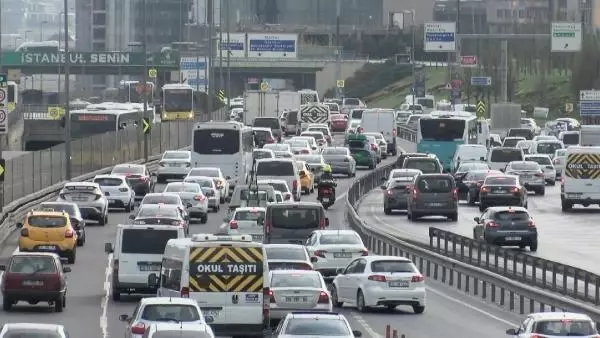 KISITLAMAYA DAKİKALAR KALA İSTANBUL'DA TRAFİK YOĞUNLUĞU YÜZDE 74 KISITLAMAYA DAKİKALAR KALA İSTANBUL'DA TRAFİK YOĞUNLUĞU YÜZDE 74