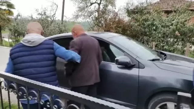 Kovid-19 aşısı yapılacak 67 yaşındaki görme engelli vatandaşa kaymakam araç tahsis etti Kovid-19 aşısı yapılacak 67 yaşındaki görme engelli vatandaşa kaymakam araç tahsis etti